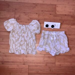 NWT Girls Size 6 Set in Beige & White Leaf Print - Smocked Top & Ruffle Shorts